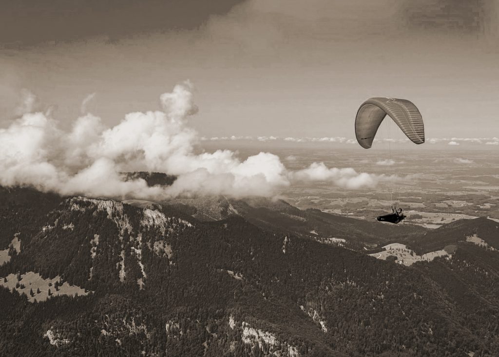 Max beim Gleitschirmfliegen.