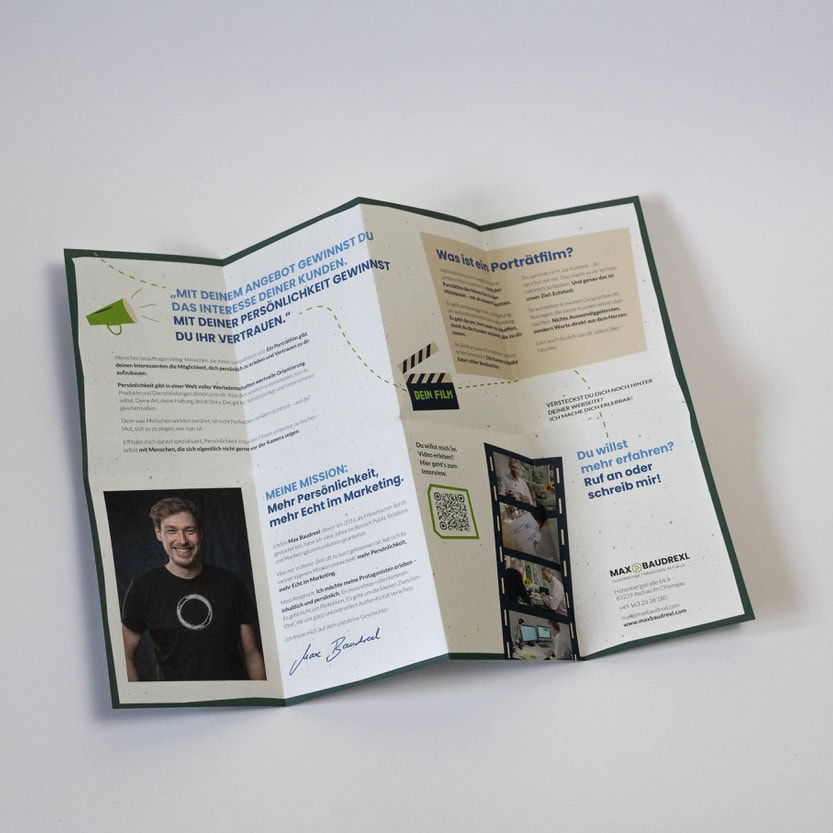 Rückseite des Folders vom Filmemacher Max Baudrexel, der in diesem Folder über seine Dienstleistung informiert.