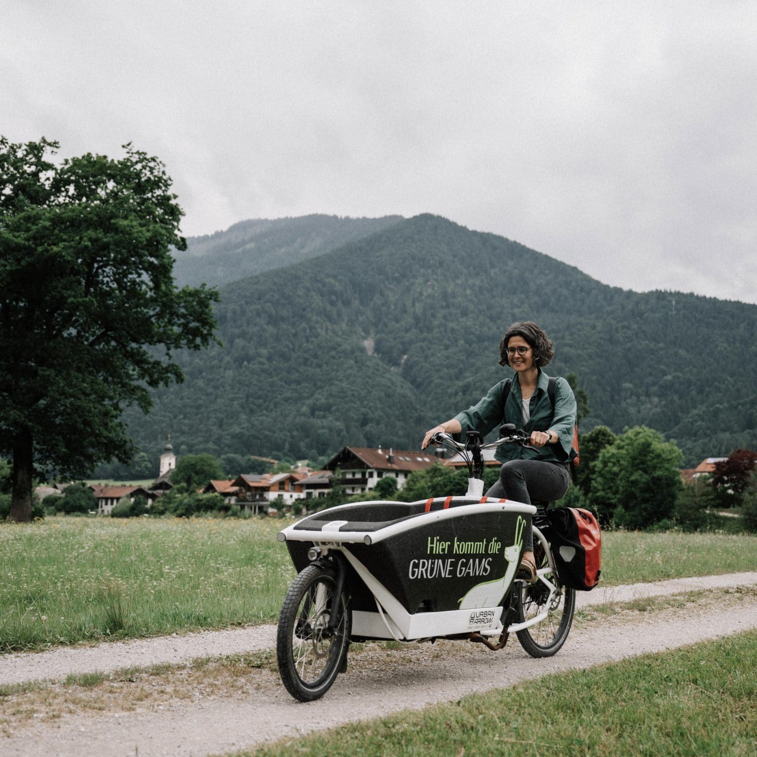 Barbara Prasch radelt mit ihrem Lastenrad zum Kundentermin.