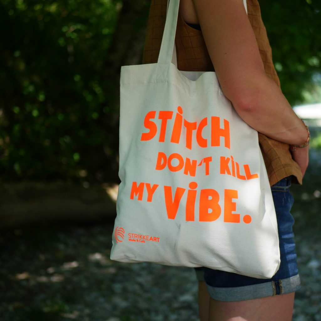 Naturfarbene Jutetasche wurde mit dem Spruch "Stitch don't kill my vibes" in Neon-Orange bedruckt.