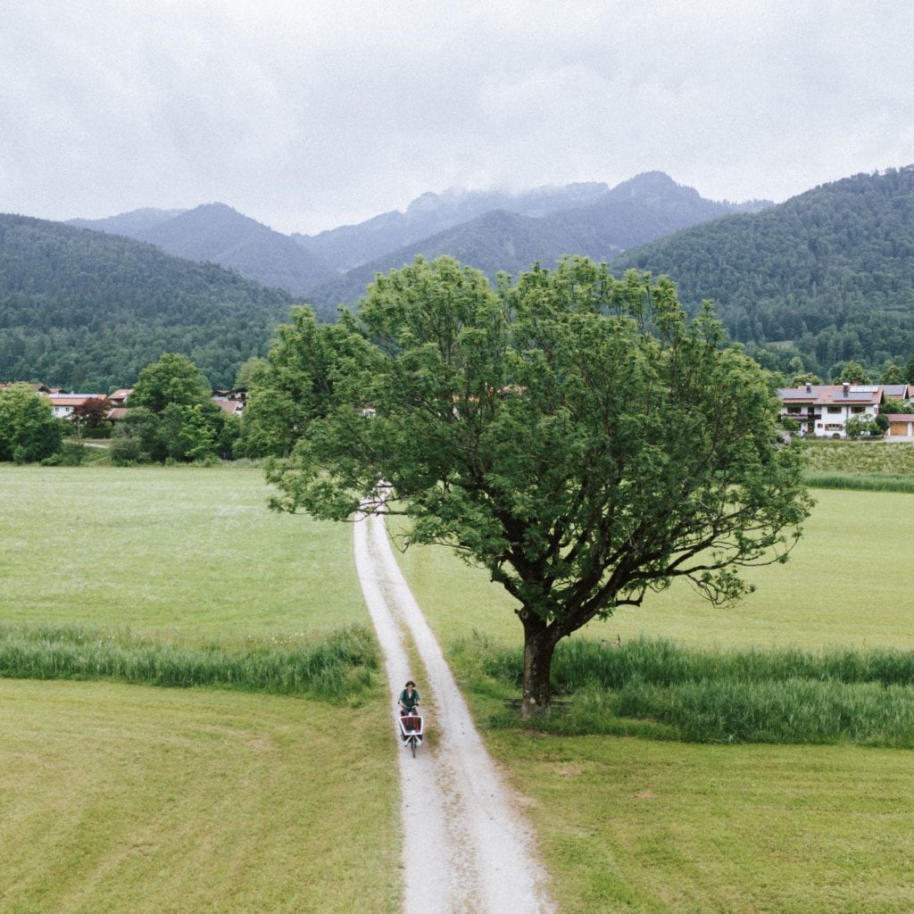 Barbara Prasch radelt mit ihrem Lastenrad durch die wunderschöne Berglandaschaft.