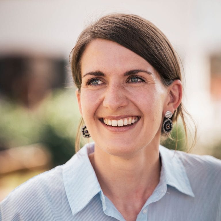 Elisabeth Zeller lächelt in die Kamera.