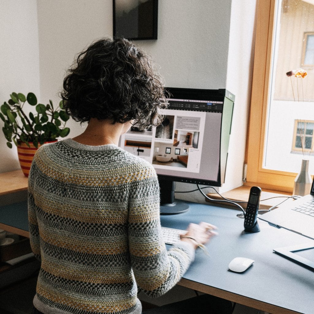 Barbara Prasch sitzt am Rechner und arbeitet an einer Website.