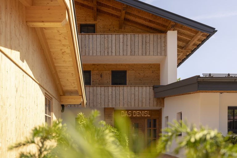 Das Ferienhaus Denisl ist mit der Eingangstür abgebildet.