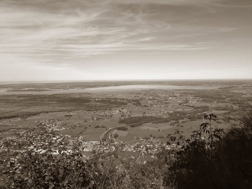 Die Sicht von einem Berg ins flache Voralpenland.